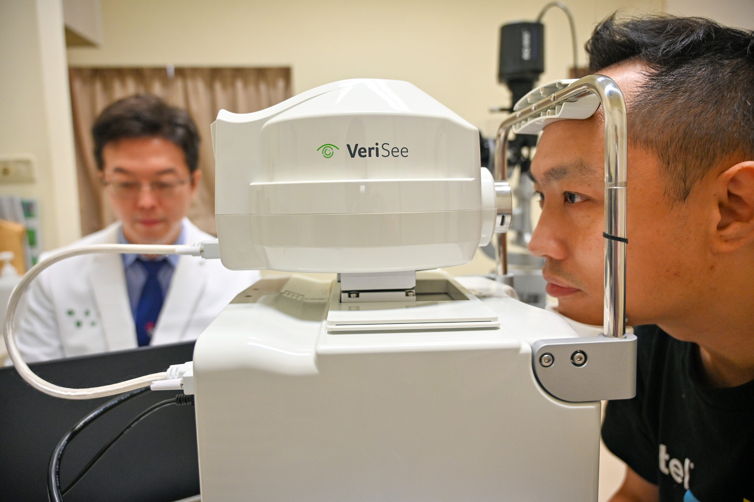 Dr. Hsieh Yi-Ting (left) demonstrates detailed eye scans of a pa