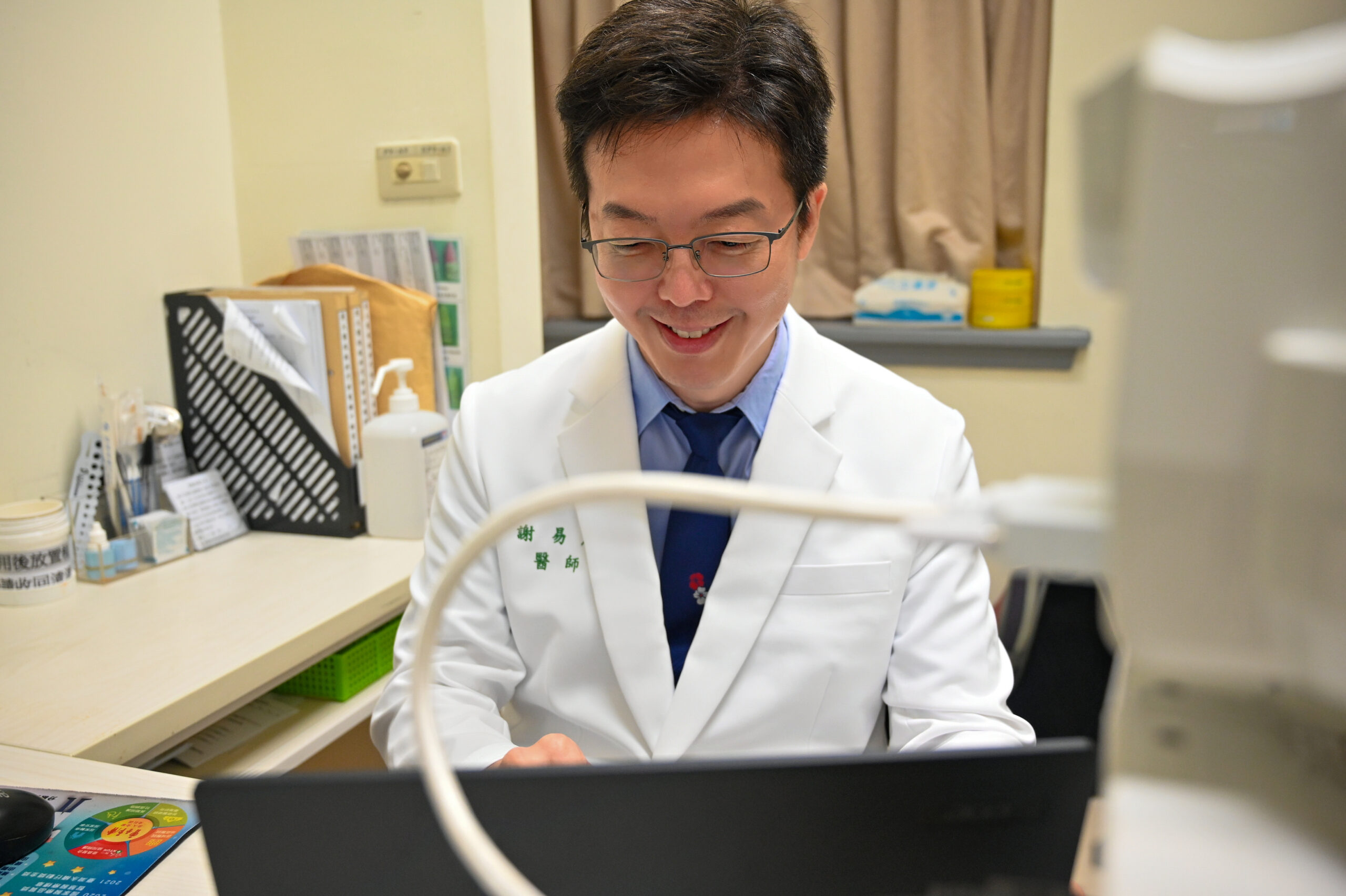 Dr. Hsieh Yi-Ting, a consultant ophthalmologist and retina speci