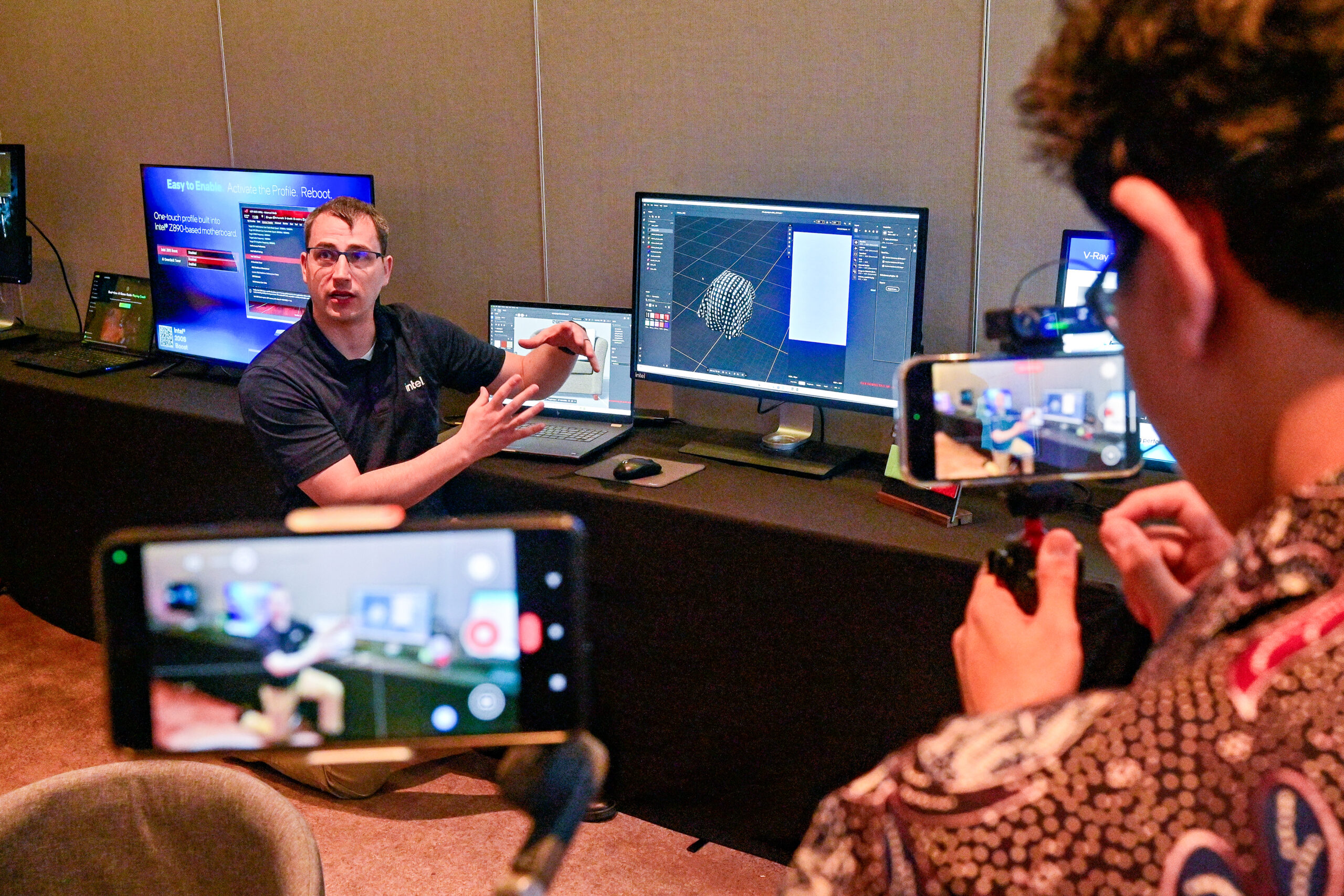 At Computex 2025, Intel’s Mike Bartz demonstrates AI PCs power