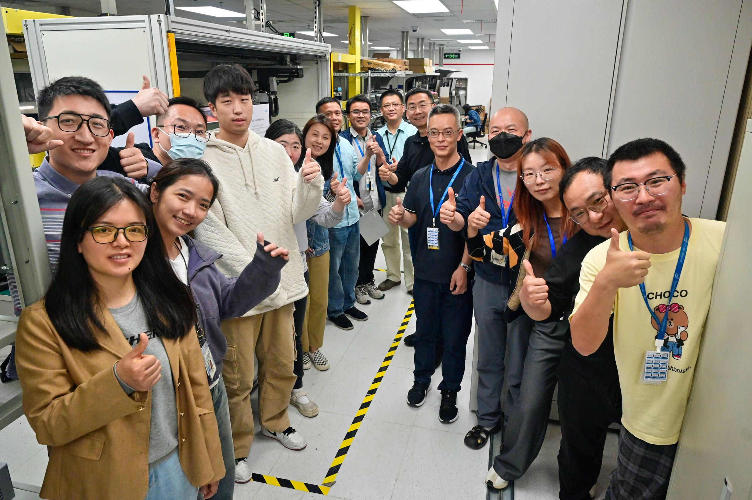 Sam Gao (sixth from right), vice president and general manager o